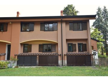 VILLA A SCHIERA