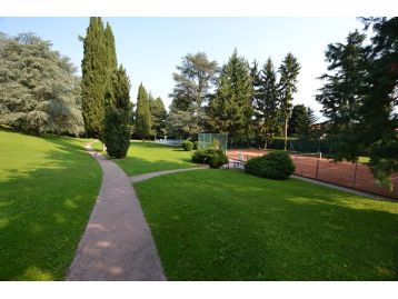 VILLA A SCHIERA