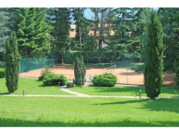 VILLA A SCHIERA